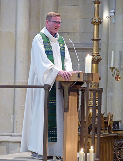 Bruder Konrad Schneermann steht am Ambo.