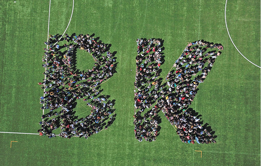 Die Schüler stellen – von oben fotografiert – die Buchstaben BK dar. 