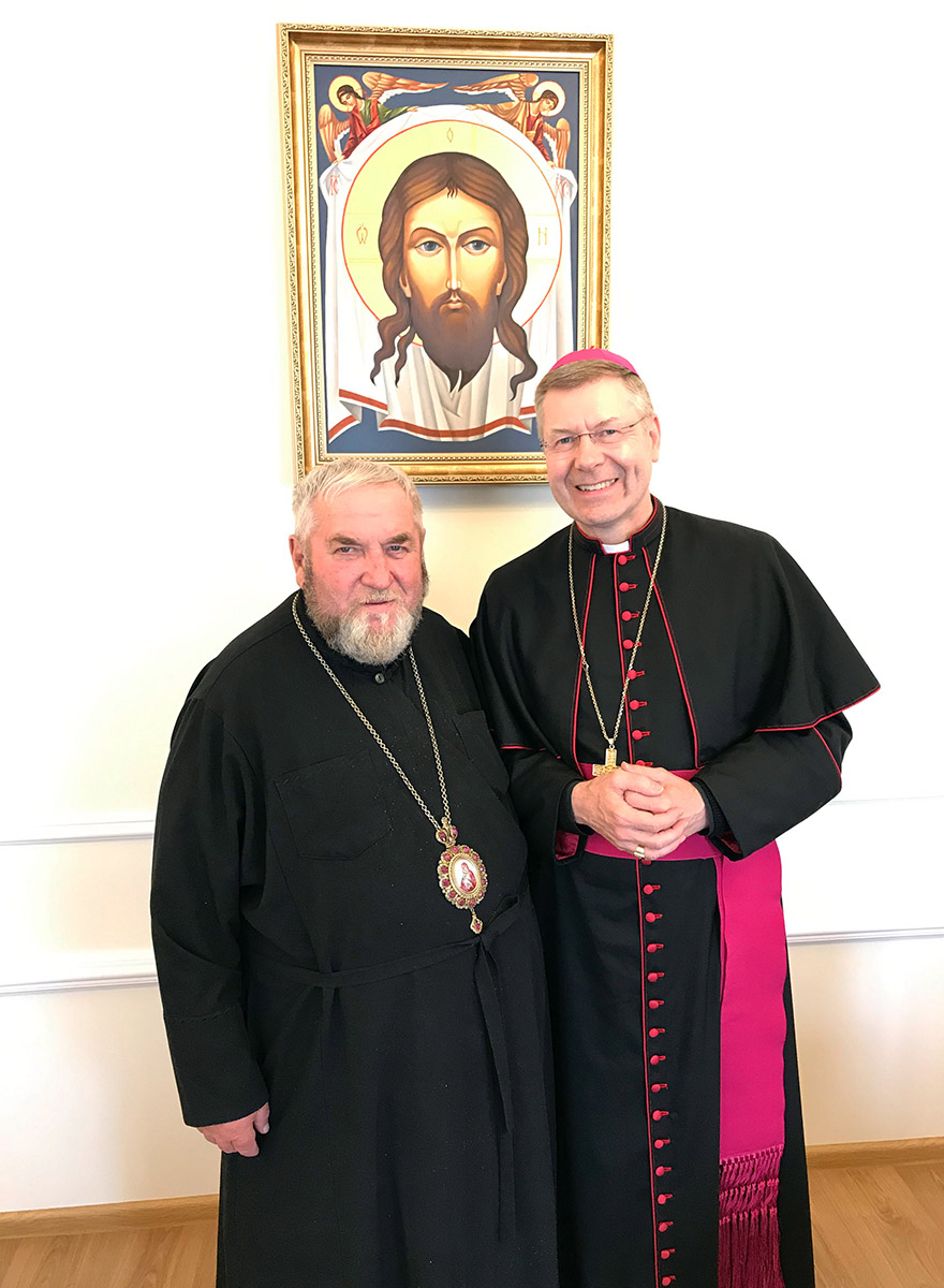 Weihbischof Zekorn steht neben dem Erzbischof von Ternopil. 