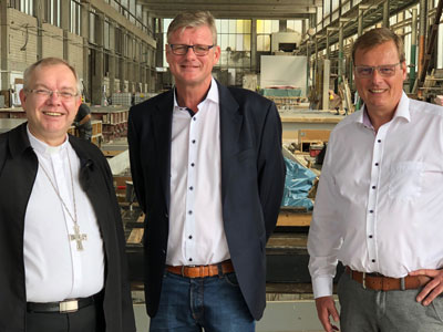 Weihbischof Dr. Christoph Hegge mit den Brüdern Hans-Jürgen und Wolfgang Büscher