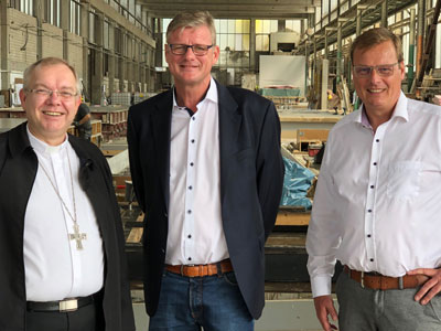 Weihbischof Dr. Christoph Hegge mit den Brüdern Hans-Jürgen und Wolfgang Büscher Weihbischof Dr. Christoph Hegge mit den Brüdern Hans-Jürgen und Wolfgang Büscher
