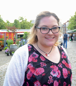 Johanna Eickholt auf dem Domplatz während des Wochenmarktes