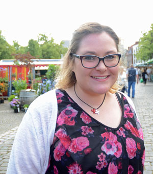 Johanna Eickholt auf dem Domplatz während des Wochenmarktes Johanna Eickholt auf dem Domplatz während des Wochenmarktes
