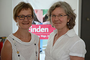 Beate Borgmann (links) und Ute Kieslich stehen nebeneinander und wenden sich der Kamera zu.