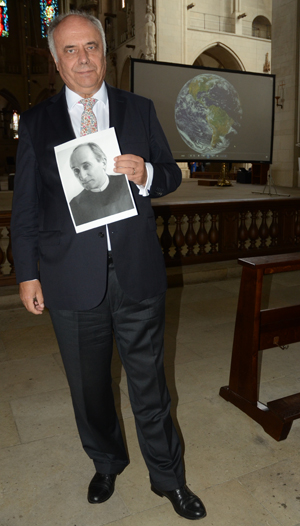 Prof. Michael Rutz häl im Dom stehend ein Bild von Romano Guardini in Händen.