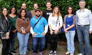 Gruppenbild von neun Freiwilligen der Portugiesichsprachigen Gemeinde mit Nazira Kasenova.