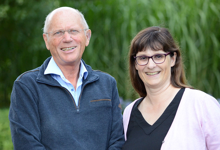 Elisabeth König und Heinz Hoffschröer stehen nebeneinander und lächeln in die Kamera.