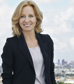 Patricia Schlesinger steht lächelnd auf einem Dach, im Hintergrund ist die Skyline Berlins zu sehen. Patricia Schlesinger steht lächelnd auf einem Dach, im Hintergrund ist die Skyline Berlins zu sehen.