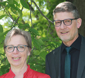 Jutta Potthoff (Sopran) und Christoph Grohmann (Orgel) stehen nebeneinander und schauen in die Kamera.