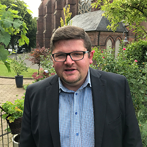 Oliver Paschke steht vor der Liebfrauenkirche.