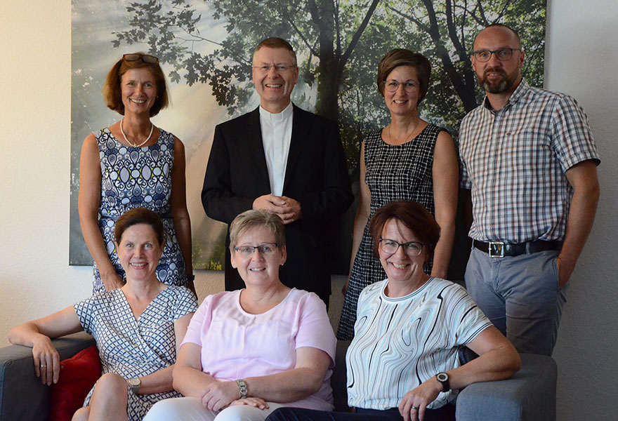 Die Beraterinnen und der Berater der Ehe-, Familien- und Lebensberatungsstelle haben sich mit Weihbischof Zerkörn zum Gruppenbild aufgestellt.