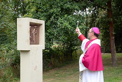 Weihbischof Lohmann segnet die erste Station des neuen Kreuzweges. Weihbischof Lohmann segnet die erste Station des neuen Kreuzweges.
