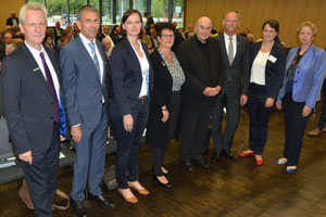 Gruppenbild der Diskussionsteilnehmer und Gastgeber (von links) Akademiedirektor Antonius Kerkhoff, Martin Dabrowski, Andrea Qualbrink, Tatjana Lanvermann, Felix Genn, Klaus Winterkamp, Marisa Michels und Gisela Muschiol.