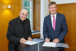 Felix Genn (links) und Johannes Wessels unterschreiben den Zuwendungsbescheid.