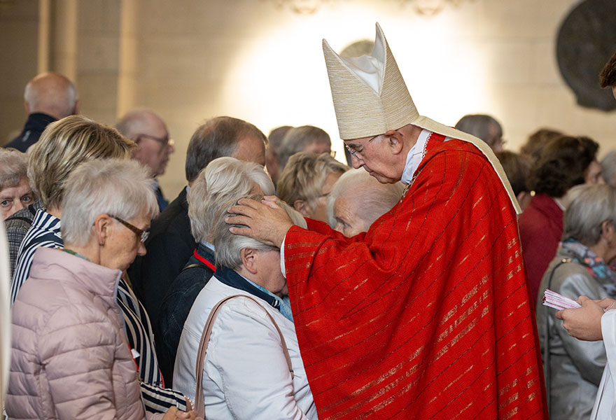 Bischof Genn spendet Trauernden den Einzelsegen. 