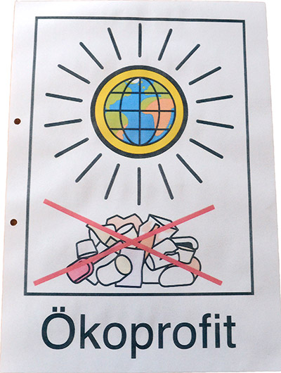 Ein Haufen Müll ist durchgestrichen, eine Sonne scheint und die Erdkugel herum. Ein Haufen Müll ist durchgestrichen, eine Sonne scheint und die Erdkugel herum.