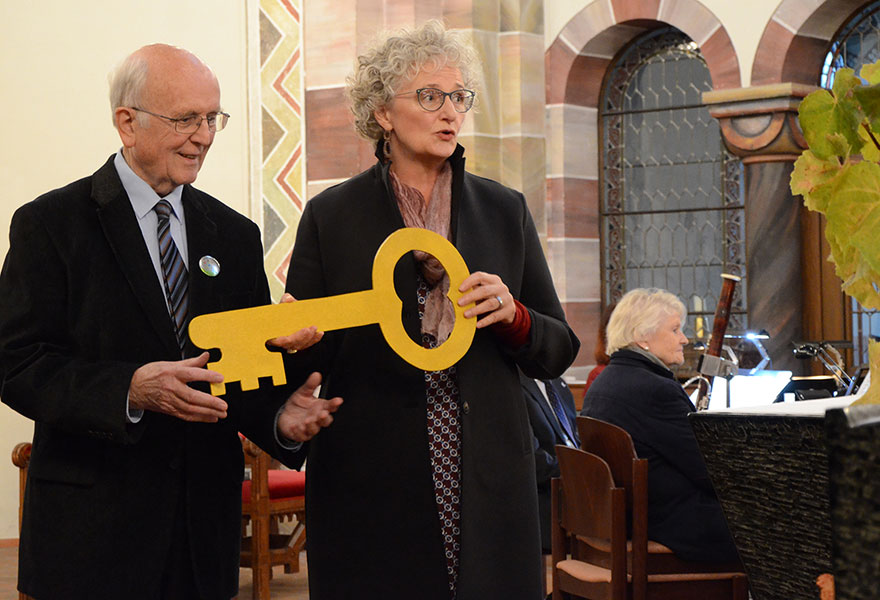 Landschaftsarchitektin Maria Mandt überreichte Initiator Pfarrer em. Bernhard Lübbering symbolisch den Schlüssel für den Garten der Religionen in Recklinghausen. 