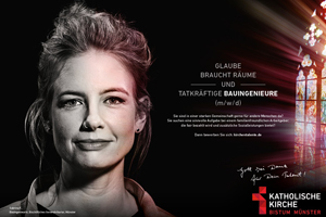 Das Plakatmotiv, das Sabrina Friedrichs Gesicht neben einem strahlenden Kirchenfenster vor schwarzem Hintergrund abbildet. Zwischen Gesicht und Fenster steht als Text "Glaube braucht Räume und tatkräftige Bauingenieure (m/w/d). Sie sind in einer starken Gemeinschaft gern für andere da? Sie suchen eine sinnvolle Aufgabe bei einem familienfreundlichen Arbeitgeber, die fair bezahlt wird und zusätzliche Sozialleistungen bietet? Dann bewerben Sie sich: www.kirchentalente.de" Unten links steht: "Sabrina F., Bauingenieurin, Bischöfliches Generalvikariat Münster". Unten rechts sieht man einen Schriftzug in Handschrift des Bischofs "Gott sei Dank für dein Talent" und das Logo des Bistums Münster. Das Plakatmotiv, das Sabrina Friedrichs Gesicht neben einem strahlenden Kirchenfenster vor schwarzem Hintergrund abbildet. Zwischen Gesicht und Fenster steht als Text "Glaube braucht Räume und tatkräftige Bauingenieure (m/w/d). Sie sind in einer starken Gemeinschaft gern für andere da? Sie suchen eine sinnvolle Aufgabe bei einem familienfreundlichen Arbeitgeber, die fair bezahlt wird und zusätzliche Sozialleistungen bietet? Dann bewerben Sie sich: www.kirchentalente.de" Unten links steht: "Sabrina F., Bauingenieurin, Bischöfliches Generalvikariat Münster". Unten rechts sieht man einen Schriftzug in Handschrift des Bischofs "Gott sei Dank für dein Talent" und das Logo des Bistums Münster.