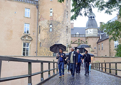 Gemeinsam mit ihren Gastgebern erkundeten die indischen Geistlichen bei einem Spaziergang Gemen. Gemeinsam mit ihren Gastgebern erkundeten die indischen Geistlichen bei einem Spaziergang Gemen.