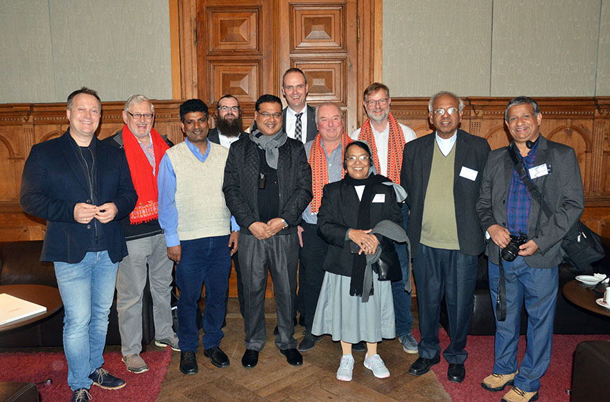 Gruppenbild von Verantwortlichen der Jugendburg Gemen und der Pfarrei Christus König sowie der missio-Gäste aus Indien.