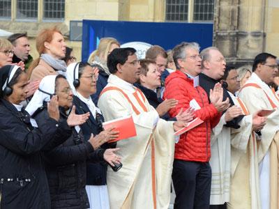 Mit den Gästen aus Nordost-Indien feierten viele Gläubige den Gottesdienst auf dem Domplatz. Mit den Gästen aus Nordost-Indien feierten viele Gläubige den Gottesdienst auf dem Domplatz.