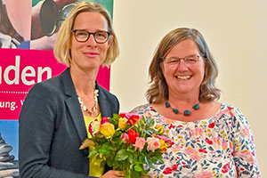 Anne Willing-Kertelge überreicht Andrea Stachon-Groth einen Blumenstrauß.