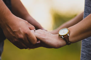 Hände eines jungen Paares Hände eines jungen Paares