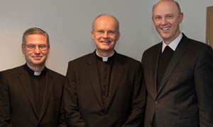 Drei Priester stehen nebeneinander (von links): Dr. Peter Fabritz (Vizeoffizial Münster mit Sitz in Essen), Franz-Josef Overbeck und Offizial Kurt Schulte.