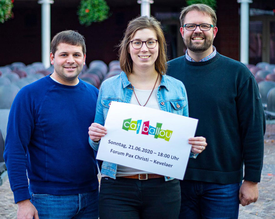 Lukas Boetselaars, Luise Dicks und Dr. Bastian Rütten halten ein Plakat in den Händen.