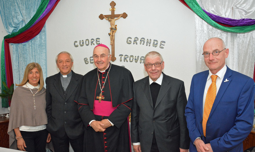 Von links: Gisella Adam, Sekretärin der Mission, und Don León begrüßten in Moers Bischof Dr. Felix Genn, den emeritierten Weihbischof Dieter Geerlings und Franz-Thomas Sonka.