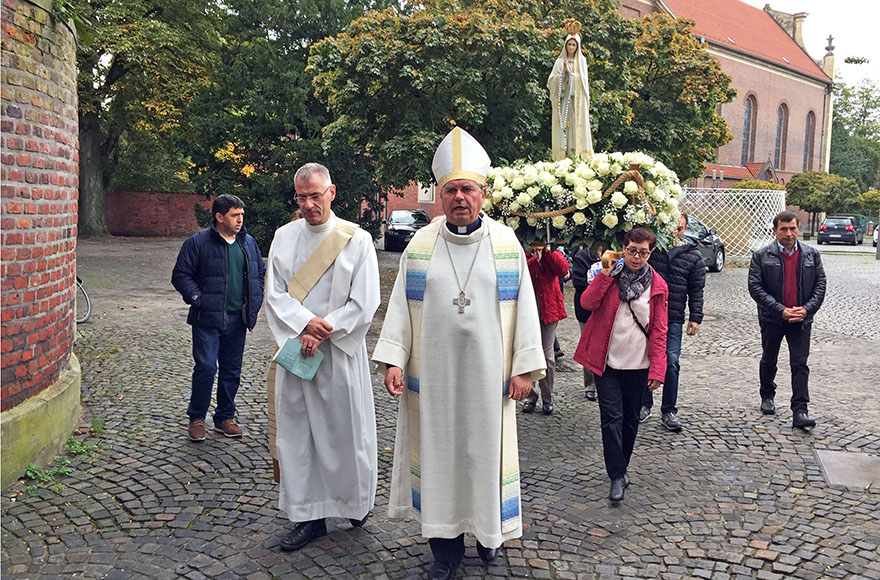 Portugiesische Gläubige machen mit der geschmückten Statue Fatima eine Prozession durch die Stadt, die von dem portugiesischen Bischof angeführt wird. Portugiesische Gläubige machen mit der geschmückten Statue Fatima eine Prozession durch die Stadt, die von dem portugiesischen Bischof angeführt wird.