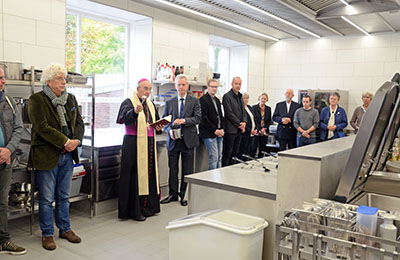 Der Bischof segnete mit Weihwasser die neue Küche. Der Bischof segnete mit Weihwasser die neue Küche.