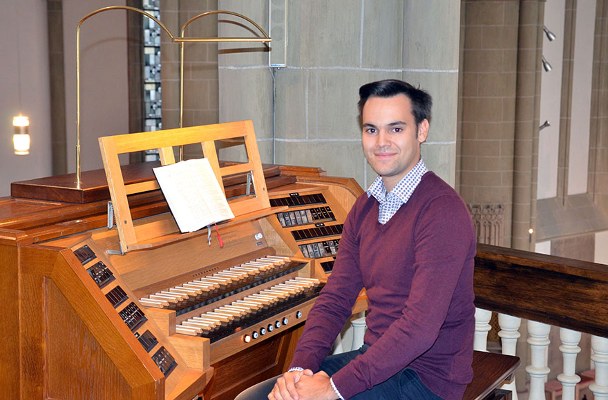 Raul Huesca sitzt an der Orgel in Stromberg.