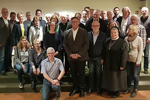 Die Vertreter der Pfarrei haben sich mit dem neuen Pfarrer zum Gruppenbild in der Kirche aufgestellt. Die Vertreter der Pfarrei haben sich mit dem neuen Pfarrer zum Gruppenbild in der Kirche aufgestellt.