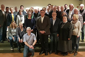 Die Vertreter der Pfarrei haben sich mit dem neuen Pfarrer zum Gruppenbild in der Kirche aufgestellt.