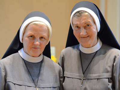 Oberin Schwester Demetria (rechts) und Schwester Michaela schließen die Klosterfürbitten im November in ihre Gebete ein. 