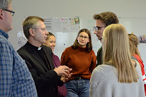 Weihbischof Zekorn spricht mit Schülern. Weihbischof Zekorn spricht mit Schülern.