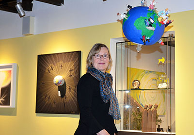 Museumsleiterin Dr. Anja Schöne steht inmitten der Krippen.
