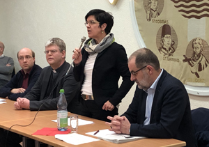 Eine Personengruppe:Von links: Dominik Potthast (Präventionsfachkraft Pfarrei St. Margareta Wadersloh), Martin Klüsener (leitender Pfarrer St. Margareta Wadersloh), Moderatorin Jutta Loke und der Interventionsbeauftragte des Bistums Münster, Peter Frings. 