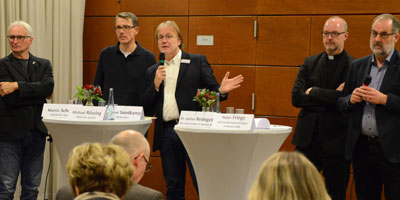 Stellten sich ein Jahr nach Bekanntwerden der Missbrauchsfälle durch einen ehemaligen Kaplan in Rhede den Fragen der Pfarreimitglieder (von links): Martin Schmitz, Michael Rössing, Moderator Michael Sandkamp, Jochen Reidegeld und Peter Frings. Stellten sich ein Jahr nach Bekanntwerden der Missbrauchsfälle durch einen ehemaligen Kaplan in Rhede den Fragen der Pfarreimitglieder (von links): Martin Schmitz, Michael Rössing, Moderator Michael Sandkamp, Jochen Reidegeld und Peter Frings.