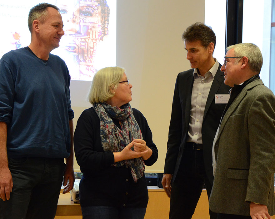 Markus Doerr von den kaufmännischen Schulen Rheine, Renate Weiß vom Herwig-Blankertz-Berufskolleg Recklinghausen, Dr. Christian Schulte, Leiter der Abteilung Religionspädagogik im Bischöflichen Generalvikariat, und Prof. Andreas Obermann vom evangelischen Institut für berufsorientierte Religionspädagogik der Universität Bonn (von links) sthen nebeneinander und sprechen miteinander.