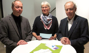 Hinter einem runden weißen Stehtisch, auf dem papiere liegen, stehen (von links) Ansgar Wucherpfennig, Andrea Tafferner und Peter Berker (KatHO). Hinter einem runden weißen Stehtisch, auf dem papiere liegen, stehen (von links) Ansgar Wucherpfennig, Andrea Tafferner und Peter Berker (KatHO).