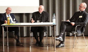 Drei Männer sitzen an einem Tisch und sind im Gespräch. Drei Männer sitzen an einem Tisch und sind im Gespräch.