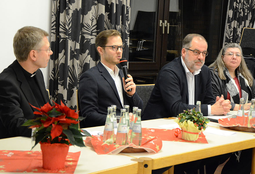 Weihbischof Dr. Stefan Zekorn, Moderator Fabian Hölscher, Interventionsbeauftragter Peter Frings und Präventionsfachkraft Judith Pieper (von links) sitzen nebeneinander an einem Tisch.