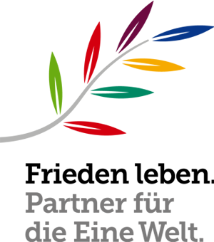 Das Logo des gemeinsamen Jahresthemas zeigt einen Ölzweig mit sieben Blättern, die unterschiedliche Farben haben. Darunter steht: Frieden leben. Partner für die Eine Welt.