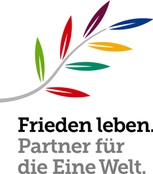 Das Logo des gemeinsamen Jahresthemas zeigt einen Ölzweig mit sieben Blättern, die unterschiedliche Farben haben. Darunter steht: Frieden leben. Partner für die Eine Welt. Das Logo des gemeinsamen Jahresthemas zeigt einen Ölzweig mit sieben Blättern, die unterschiedliche Farben haben. Darunter steht: Frieden leben. Partner für die Eine Welt.