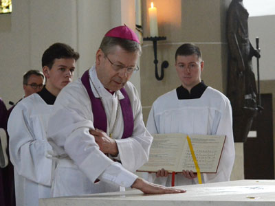 Weihbischof Dr. Stefan Zekorn salbt den neuen Altar in der St.-Pankratius-Pfarrkirche