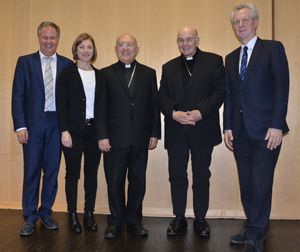 (V.l.) Thomas Wieland, Carolin Kronenburg (beide Adveniat), Kardinal Pedro Ricardo Barreto, Bischof Felix Genn und Akademiedirektor Antonius Kerkhoff beim Diskussionsabend in der Akademie Franz Hitze Haus.