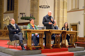 Generalvikar Klaus Winterkamp, Tanja Schalkamp (Vorsitzende des Pfarreirates), Bischof Felix Genn, Pfarrer Martin Klüsener und Moderatorin Lena Zils sitzen an einem Tisch im Altarraum der St. Margareta-Kirche in Wadersloh.