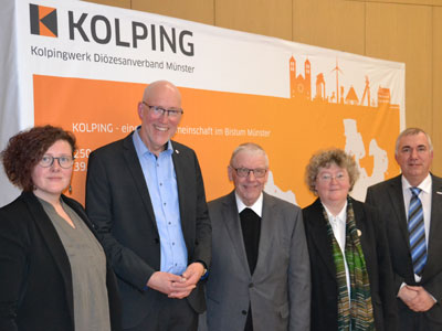 Die Kolping-Moderatoren Sonja Wilmer-Kausch und Uwe Slüter mit dem emeritierten Weihbischof Dieter Geerlings und Prof. Dorothea Sattler sowie dem Kolping-Diözesanvorsitzenden Harold Ries